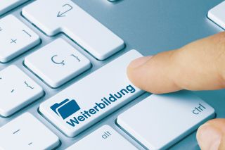 © momius - stock.adobe.com Foto: Tastatur mit Taste Weiterbildung