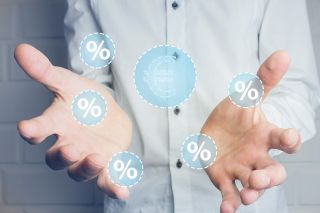 © Artvibe - stock.adobe.com Foto: Person mit offenen Händen und Eurosymbolen